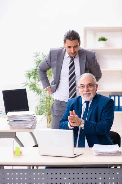 Deux employés masculins travaillant dans le bureau — Photo