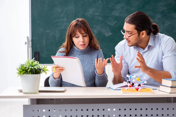 Junge Studentin und männlicher Lehrer im Klassenzimmer — Stockfoto