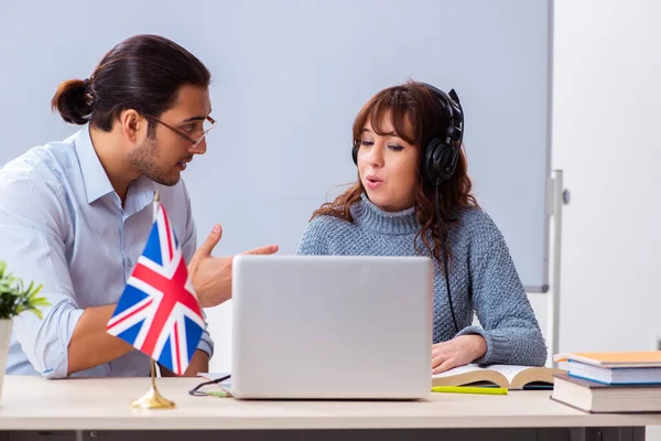 Jonge vrouwelijke student en mannelijke leraar Engels in de klas — Stockfoto