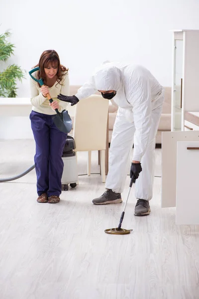 Joven contratista masculino exterminando serpientes en el piso — Foto de Stock