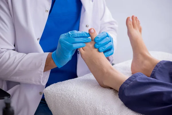 Podiatrist treating feet during procedure — Stock Photo, Image