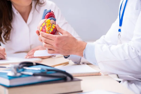 Giovane medico cardiologo e studentessa in classe — Foto Stock