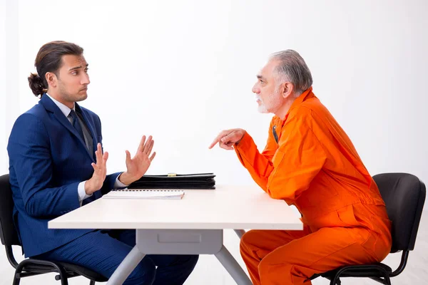 Oude vergadering met advocaat in voorlopige hechtenis — Stockfoto