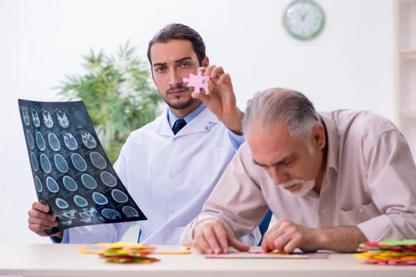 Doctor and patient suffering from Alzheimer disease — Stock Photo, Image