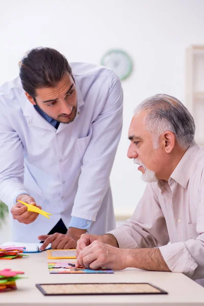 Arts en patiënt met de ziekte van Alzheimer — Stockfoto