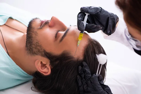 Молодий чоловік відвідує косметолога у трансплантації волосся — стокове фото