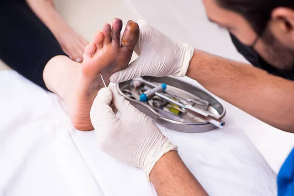 Donna ferita alle dita in visita medico traumatologo maschile — Foto Stock