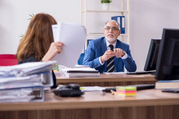 Zwei Mitarbeiter im Büro — Stockfoto