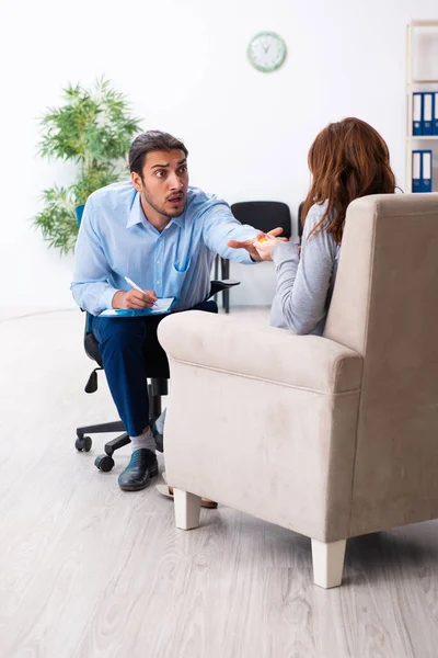 Schwangere Frau besucht jungen männlichen Psychologen — Stockfoto