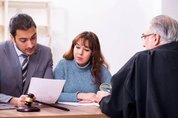 Jonge vrouw in rechtbank met rechter en advocaat — Stockfoto