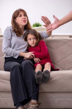 Genç bir çift ve aile içi çatışma konsepti.