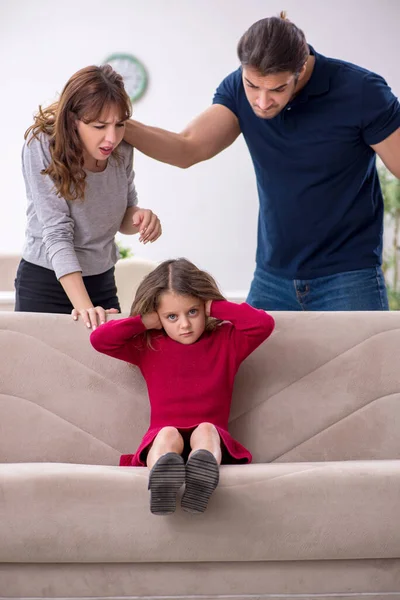 Unga par och deras dotter i familjekonfliktbegreppet — Stockfoto