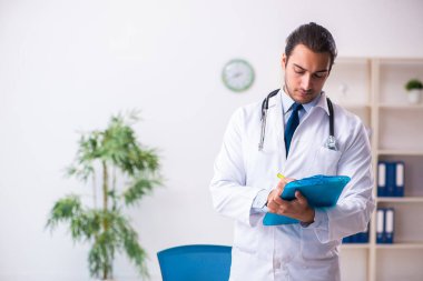 Klinikte çalışan yakışıklı genç bir doktor.