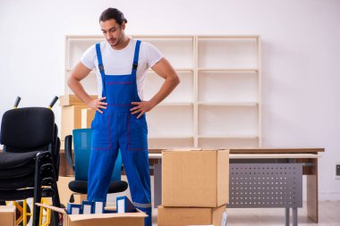 Genç erkek, profesyonel nakliyeci evde yer değiştiriyor.
