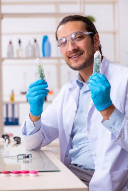 Laboratuvarda çalışan genç bir kimyager.