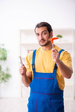 Genç erkek marangoz içeride çalışıyor.