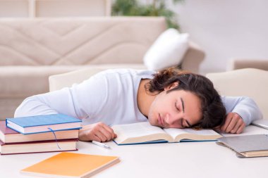 Evde sınava hazırlanan genç bir erkek öğrenci.