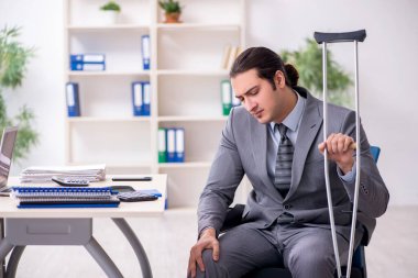 İş yerinde geçirdiği kazadan sonra genç bir erkek işçi.