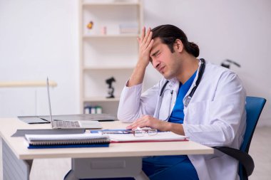 Hastanede çalışan genç bir doktor.