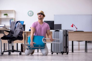 Genç erkek çalışanımız geziye hazırlanıyor.