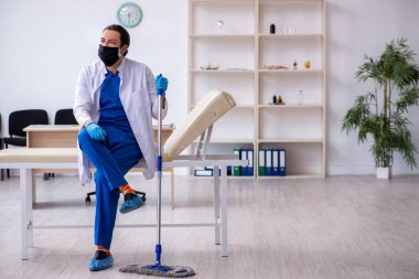 Genç erkek müteahhit salgın konseptinde dezenfekte kliniği