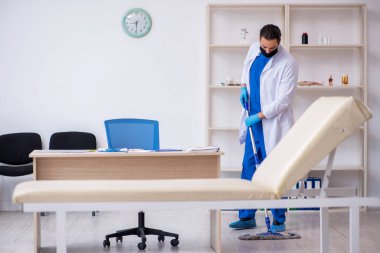 Genç erkek müteahhit salgın konseptinde dezenfekte kliniği
