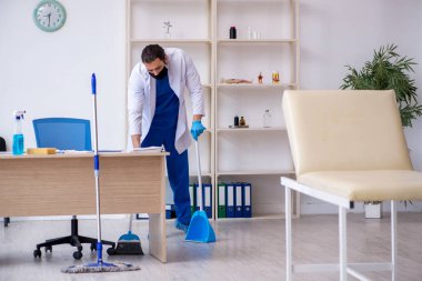 Genç erkek müteahhit salgın konseptinde dezenfekte kliniği
