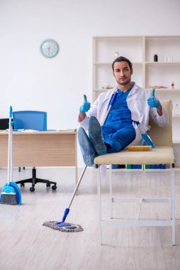Genç erkek müteahhit salgın konseptinde dezenfekte kliniği