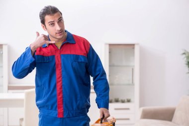 Genç erkek marangoz içeride çalışıyor.