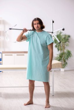 Hastanedeki genç deli adam.