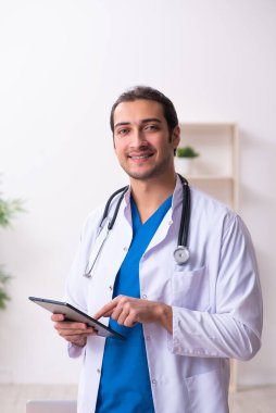 Teletıp konseptinde genç bir doktor.