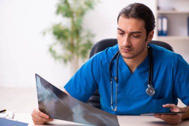 Teletıp konseptinde genç bir doktor.