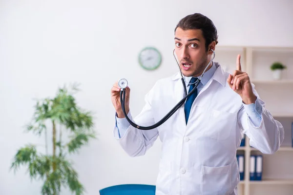 Jung männlich handsome doktor working im die klinik — Stockfoto