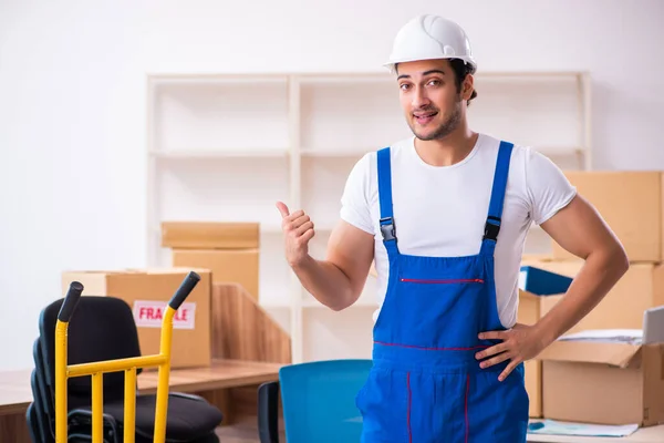 Jeune déménageur professionnel masculin faisant déménagement à la maison — Photo