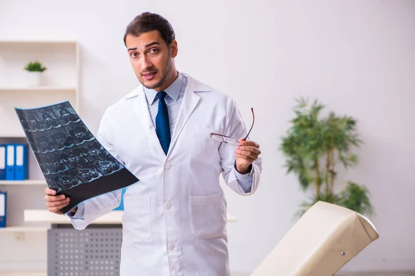 Jonge mannelijke arts radioloog werkzaam in de kliniek — Stockfoto