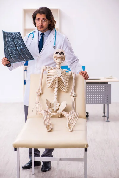 Crazy doctor examining dead patient — Stock Photo, Image