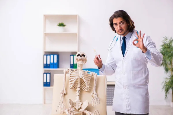 Szalony lekarz badający martwego pacjenta — Zdjęcie stockowe