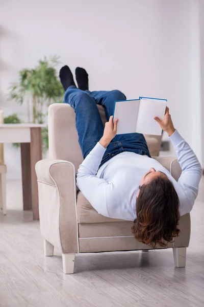 Junge männliche Studenten bereiten sich zu Hause auf Prüfungen vor — Stockfoto