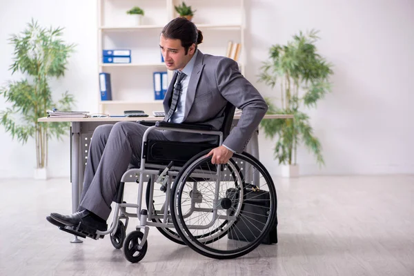 Joven empleado masculino en silla de ruedas — Foto de Stock