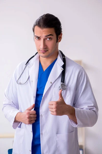 Молодой врач работает в больнице — стоковое фото