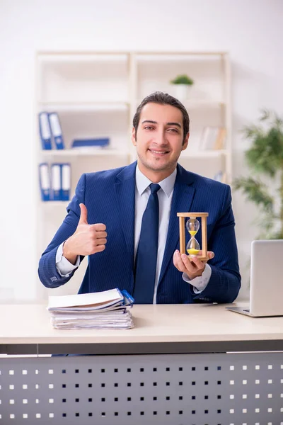 Junge männliche Mitarbeiter im Zeitmanagement-Konzept — Stockfoto