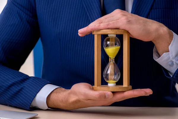 Ung manlig anställd i time management koncept — Stockfoto