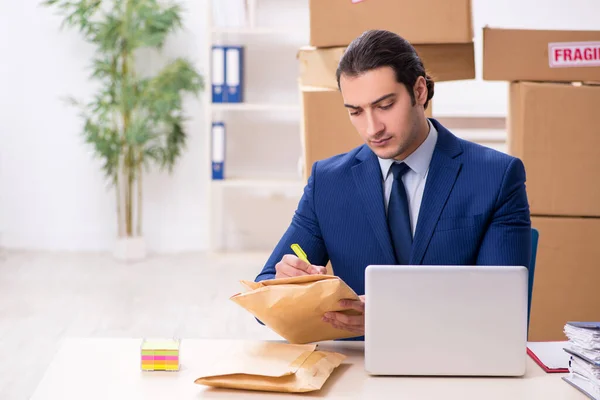 Junge männliche Logistiker arbeiten im Büro — Stockfoto