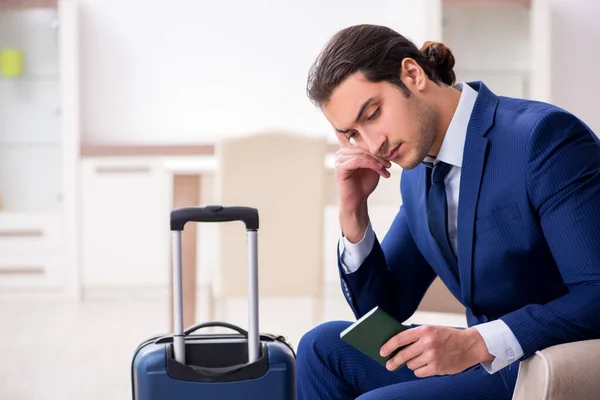 Młody przedsiębiorca posiadający paszport przygotowujący się do podróży — Zdjęcie stockowe