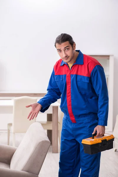 Joven carpintero masculino trabajando en interiores —  Fotos de Stock