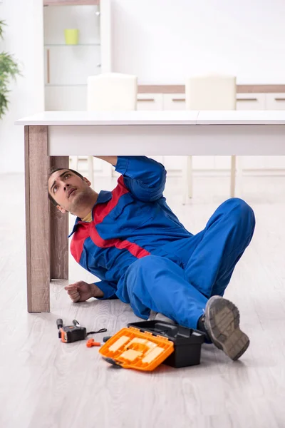 Joven carpintero masculino trabajando en interiores — Foto de Stock