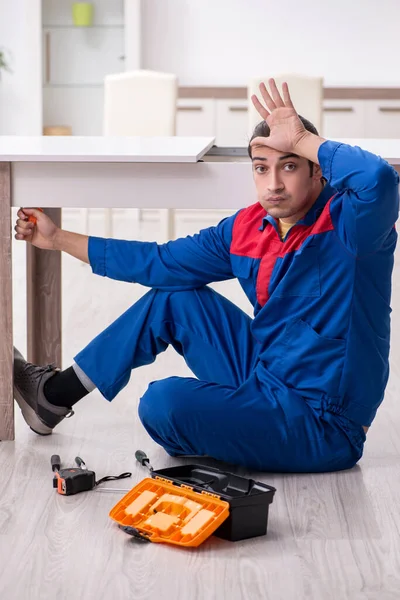 Joven carpintero masculino trabajando en interiores —  Fotos de Stock