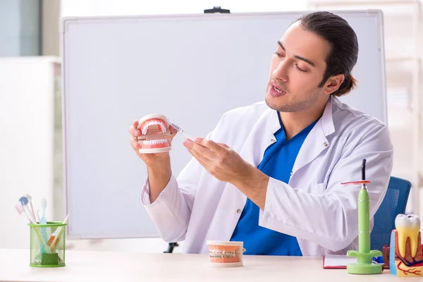 Jeune dentiste masculin travaillant à la clinique — Photo