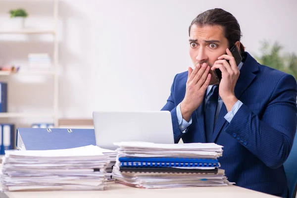 Junge männliche Mitarbeiter unzufrieden mit exzessiver Arbeit — Stockfoto