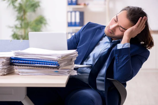 Junge männliche Mitarbeiter unzufrieden mit exzessiver Arbeit — Stockfoto